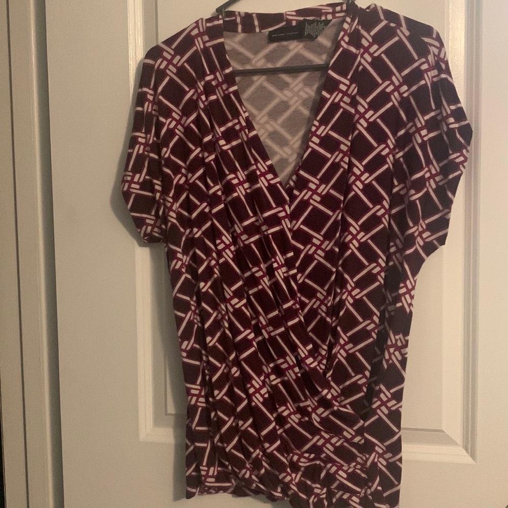 Size XL maroonish with pink and white pattern. Short sleeve and gathers to left